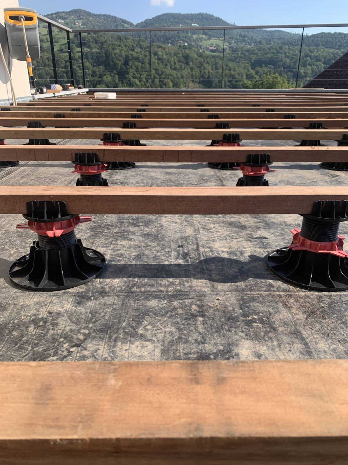 Construire une Terrasse en Bois Exotique sur Plots : L&#8217;Élégance à Colmar et dans la Vallée de Munster Wittenheim